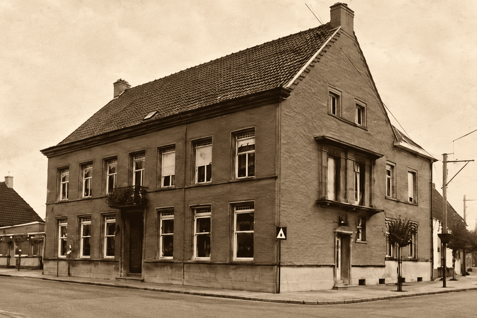 Historische sepiafoto van hetzelfde LOTHUUS-huis, gezien vanaf de straathoek
